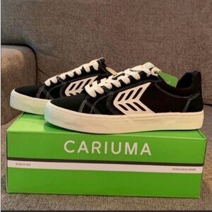 Men’s size 8.5 Cariuma’s New Never worn